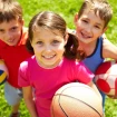Realizar deporte durante la infancia favorece el desarrollo muscular y óseo y previene el sobrepeso y la obesidad.