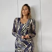 Irene Rosales, posando en su casa con un vestido.