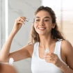 aplicando sérum péptidos para piel luminosa