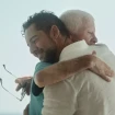 David Bisbal dando un abrazo a su padre, Pepe.