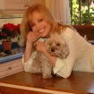 Silvia Tortosa, con su perrito en su casa.