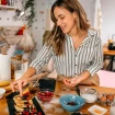 Mujeres jóvenes preparando panqueques para el desayuno