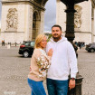Belén Esteban y su marido posando en París para redes sociales