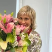 Julia Otero con un ramo de flores.