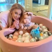 Ana Obregón jugando con Ana Sandra