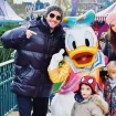 Manuel Carrasco junto a su mujer y sus hijos