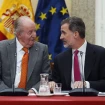 Juan Carlos I y Felipe VI, mirándose.
