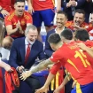 El rey Felipe y la infanta Sofía entregan el trofeo a los campeones de Europa.