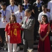 El capitán de la Selección Española de Fútbol, Álvaro Morata, hizo entrega de una camiseta firmada a los Reyes, a la Princesa de Asturias y a la Infanta Sofía.