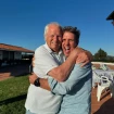 Manuel Díaz y Manuel Benítez, abrazados.