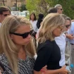 Carla Goyanes, Cari Lapique y su hermana Miriam a su llegada a la misa funeral en memoria de Caritina Goyanes