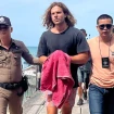 Daniel Sancho esposado y escoltado por policías tailandeses.