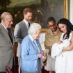 Harry y Meghan presentando a Isabel II y a Felipe de Edimburgo a su hijo recien nacido, Archie