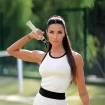 Pilar Rubio vestida con ropa deportiva en una cancha de tenis.