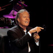 MOS53. MOSCÚ (RUSIA), 17/10/2018.- El cantante español Julio Iglesias actúa durante el concierto ofrecido en el palacio del Kremlin en Moscú, Rusia, el 17 de octubre del 2018. Julio Iglesias celebra el 50 aniversario de su debut artístico. EFE/Sergei Chirikov