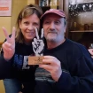 José Luis Gil posa con su hija y el premio que le han concedido.