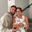 Anabel Pantoja y David Rodríguez, junto a su hija, Alma.