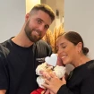 Anabel Pantoja y David Rodríguez, junto a su hija, Alma.