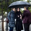 La reina Letizia comparte paraguas con su secretaria, María Ocaña.