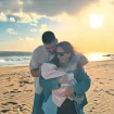 Anabel Pantoja y David Rodríguez con su hija Alma en la playa.