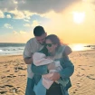 Anabel Pantoja y David Rodríguez con su hija Alma en la playa.