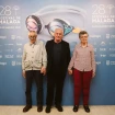 Victor Manuel con la pareja protagonista del documental 'Solo pienso en ti' en su presentación en el festival de Málaga