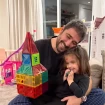Antonio Orozco jugando con su hija.