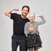 Manuel Carrasco junto a una niña con cáncer que lleva el baby pelón diseñado por él