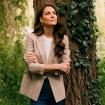 Kate Middleton en un bosque.