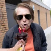Raphael soplando las velas por su 82º cumpleaños.