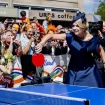 Máxima de Holanda jugando con ciudadanos