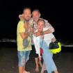 Antonio David Flores con sus hijos Rocío Flores y David Flores.