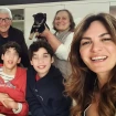Fabiola Martínez junto a sus padres y su famila