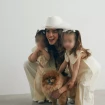 Violeta Mangriñán con sus hijas, Gala y Gia, y con su perrita Canela