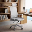 Silla ergonómica para oficina con apoyo lumbar y cabezal regulable.
