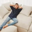 Mario Casas en el sofá de su casa