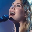 Amaia Montero cantando en una imagen partida con Leire Martínez (rtve)