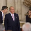 Felipe, su padre y Letizia el dia de la abdicación de Juan Carlos, que no le dirigió la palabra a su nuera en toda la ceremonia.