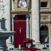 Un momento de la ceremonia de canonización, en la Plaza de San Pedro de Roma.