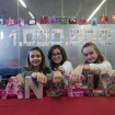 Candela, Daniela y Mariona, mostrando cómo hacen las pulseras. 