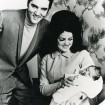 Elvis con su esposa, Priscilla, y su hija, Lisa Marie. 