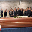 La reina emérita Sofía, diversas autoridades y la familia durante el sepelio.