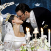 Victoria y Daniel besándose románticamente el día de su boda.
