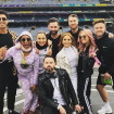 Las cuatro Spice Girls con miembros del equipo de la gira.