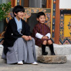 El príncipe Hishaito de Japón, de 12 años, en una tierna imagen con el príncipe Jigme, de tres años, tomada en la residencia de la familia real butanesa, el palacio Lingkana.