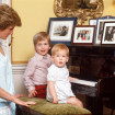 Imagen familiar de la princesa y sus hijos en uno de los salones del palacio de Kensington, en 1985.