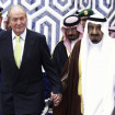 El Rey Juan Carlos I camina de la mano con Salman bin Abdulaziz al Saud para visitar oficialmente Arabia Saudí en 2014.