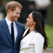 El Príncipe Harry y Meghan Markle posan felices ante la prensa.