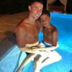 El astro del fútbol posando junto a su primogénito, Cristiano Jr.