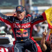 Carlos Sainz celebra su victoria en el Dakar 2020 en Qiddya, Arabia Saudí, el 17 de enero de 2020.